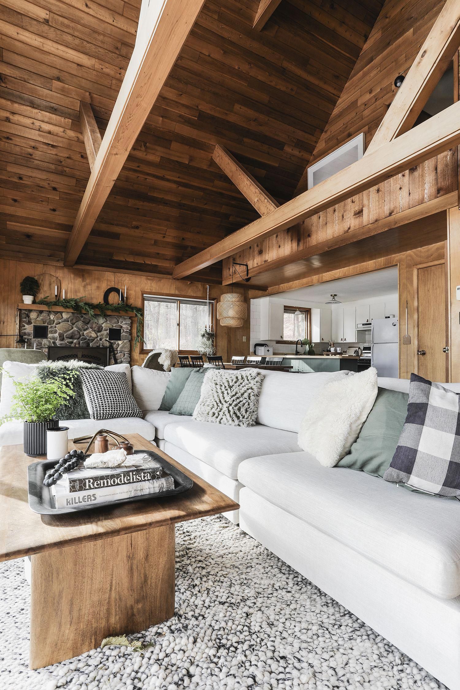 salon en bois clair avec lumière naturelle, ambiance cosy et épurée