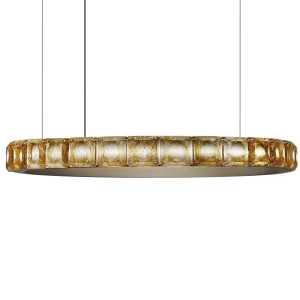Suspension ronde dorée avec lumière douce, accrochée au plafond dans un intérieur apaisant